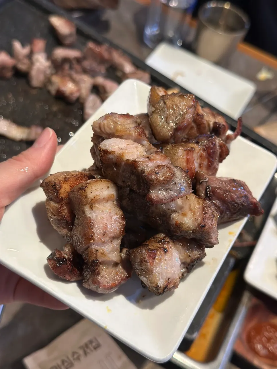 香ばしく焼けた藁焼き豚バラと豚肩ロース