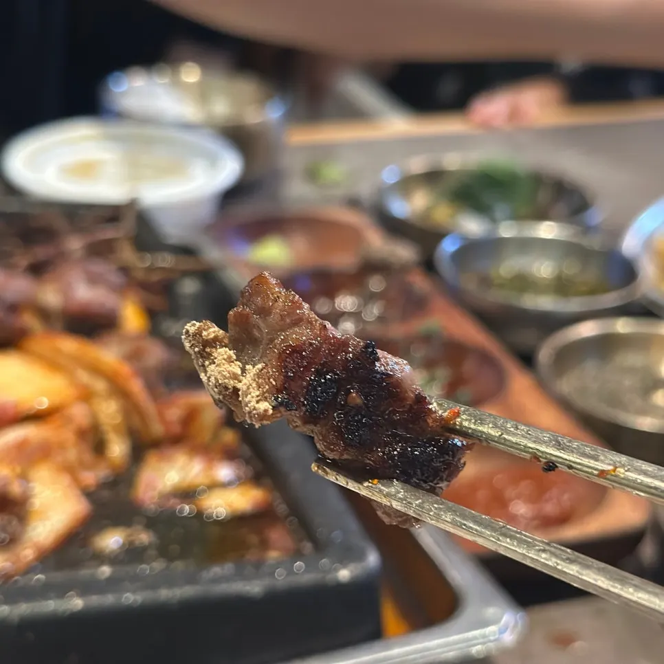 しっとりした肉汁が生きる藁焼き豚肩ロース