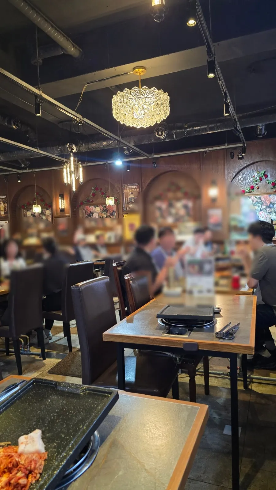 Spaced-out seating at Jipbul Taebaek Dongtan Flagship Branch
