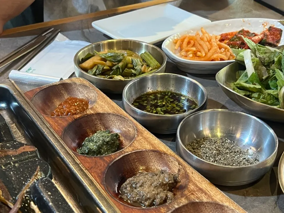 잡채와 김치, 감자샐러드가 놓인 밑반찬 상차림