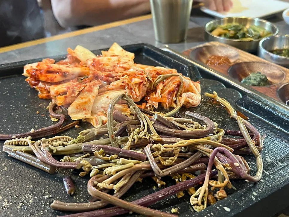 불판에 구워 먹는 김치와 고사리