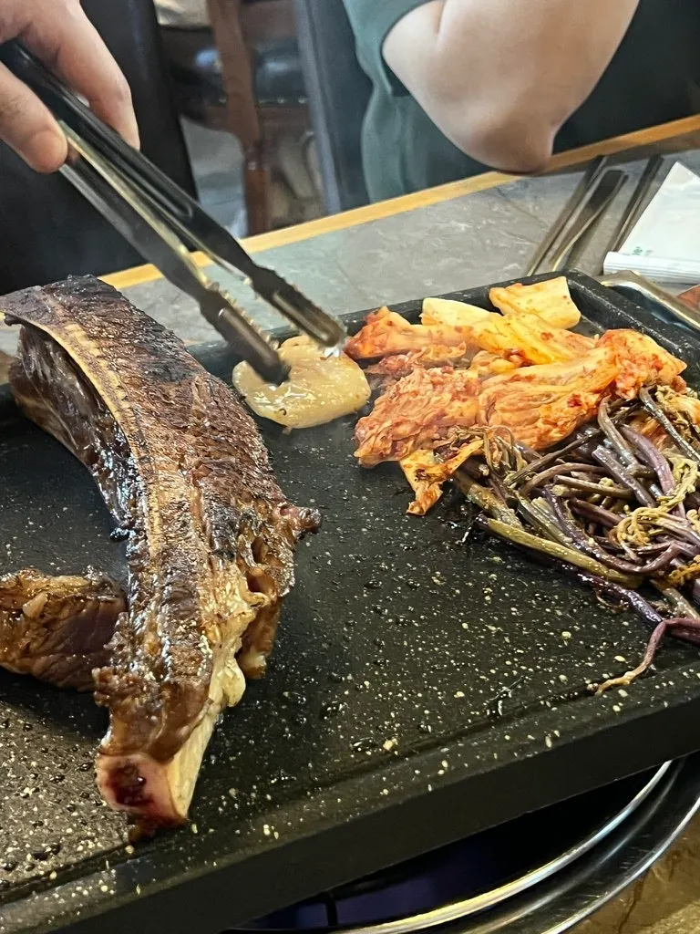 초벌해 나온 짚불 훈연 우대갈비