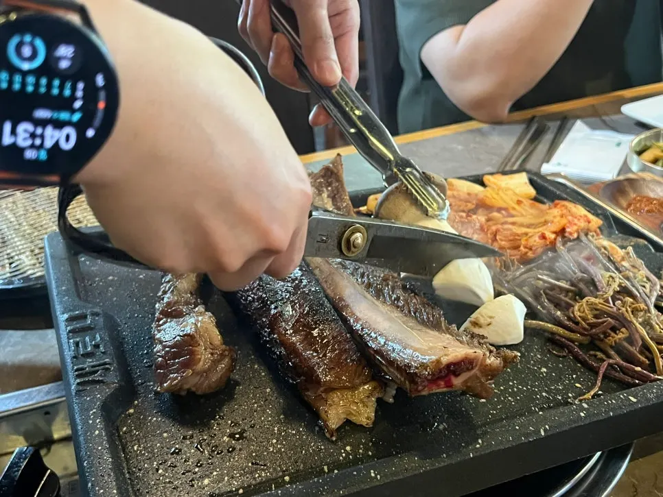 직원이 불판에서 구워주는 우대갈비
