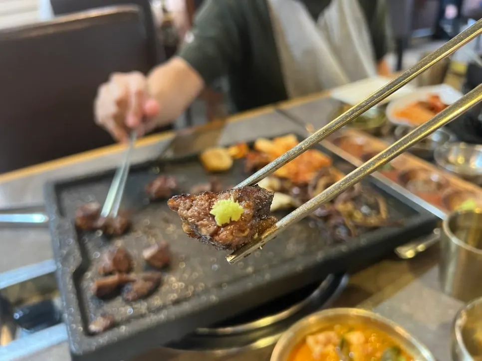 소스에 찍어 먹는 우대갈비 한 점