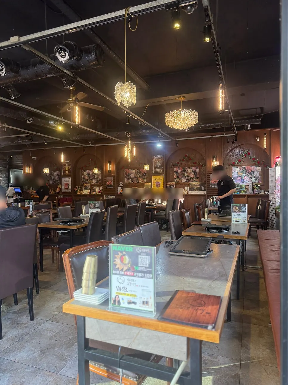 Dining hall at Jipbul Taebaek Dongtan Flagship Branch with large-group seating