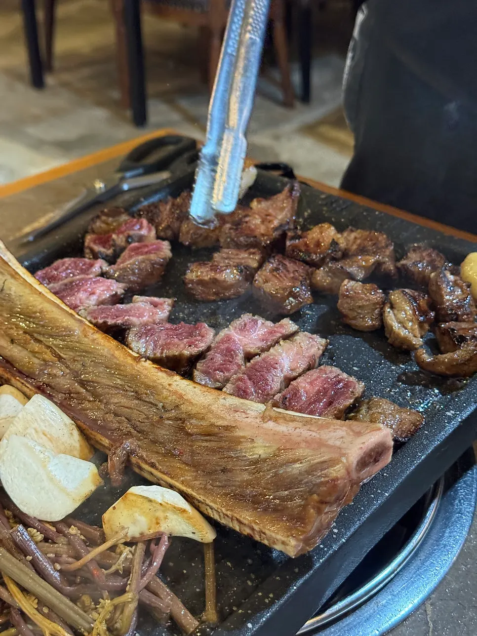 Uedae galbi grilling on the tabletop grill