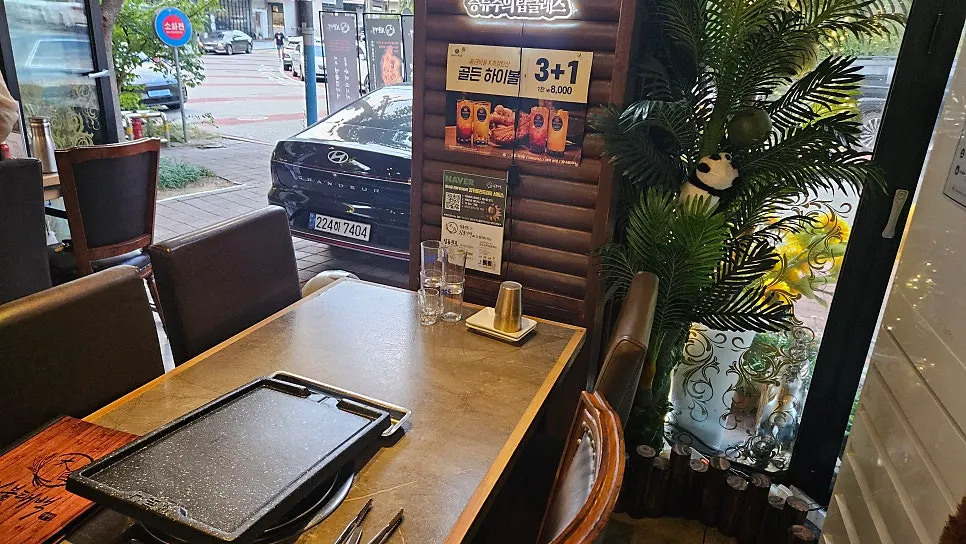 큰 창가 옆 팬더 인형이 있는 테이블 자리