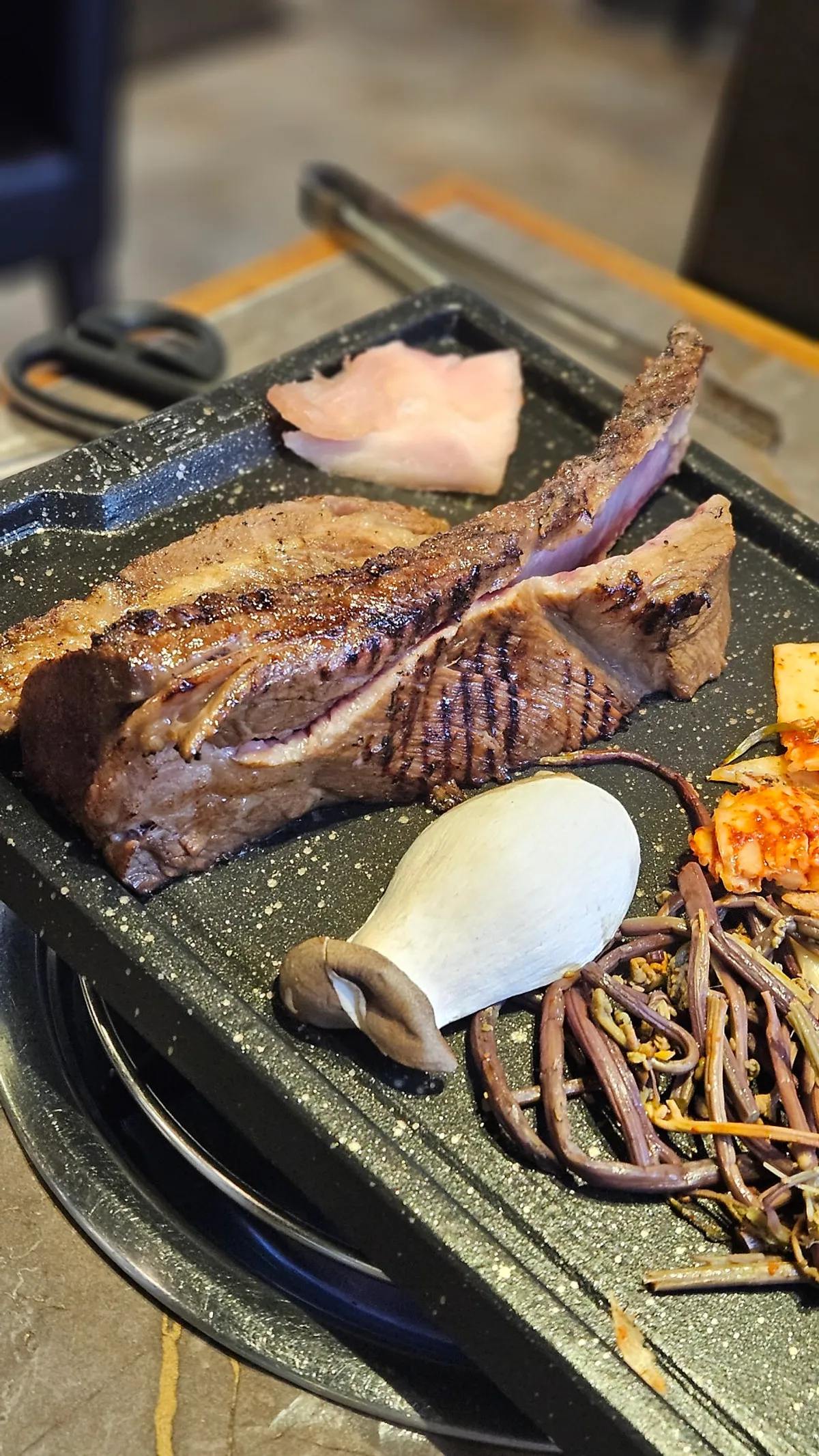 불판에 오른 커다란 우대갈비
