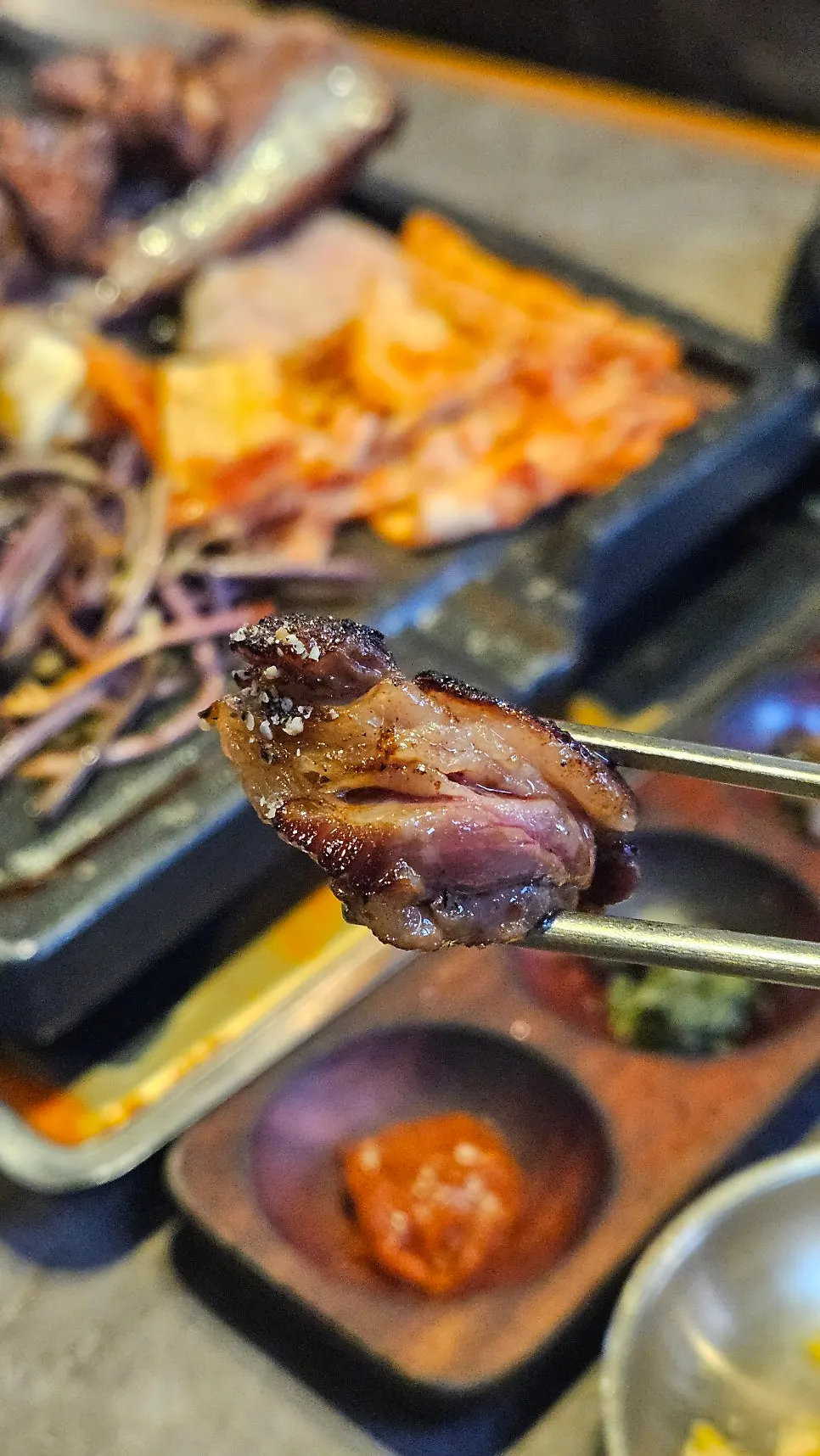 흑임자소금에 찍은 우대갈비 한 점