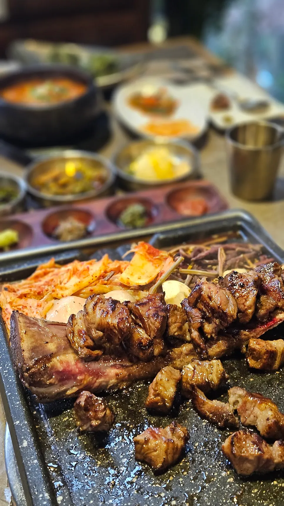 구워진 고기와 상추쌈 준비 모습