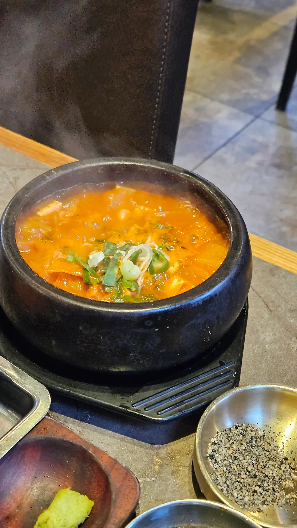 공기밥과 함께 나온 태백 김치찌개