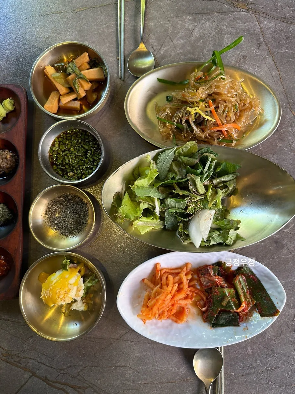 Basic side dishes including mu-saengchae and pa-kimchi