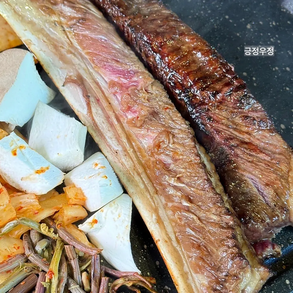 Kimchi, gosari, and mushrooms grilled on the pan