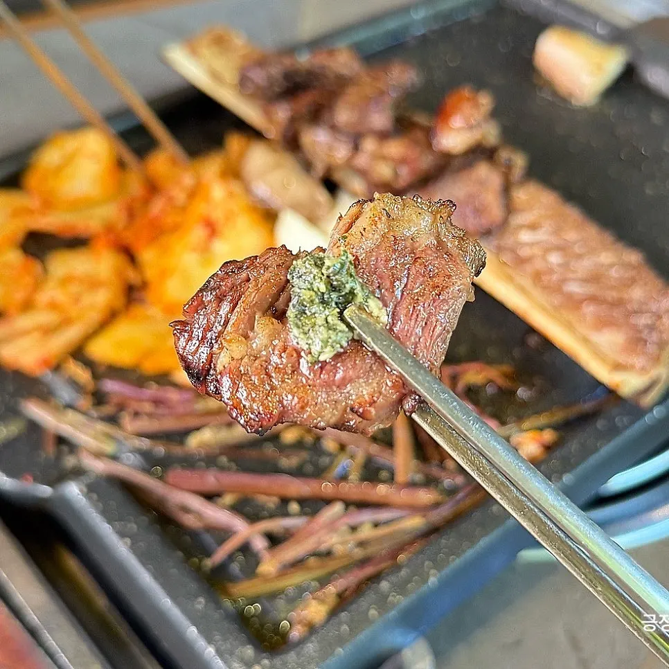 Woodae galbi served with another dipping sauce
