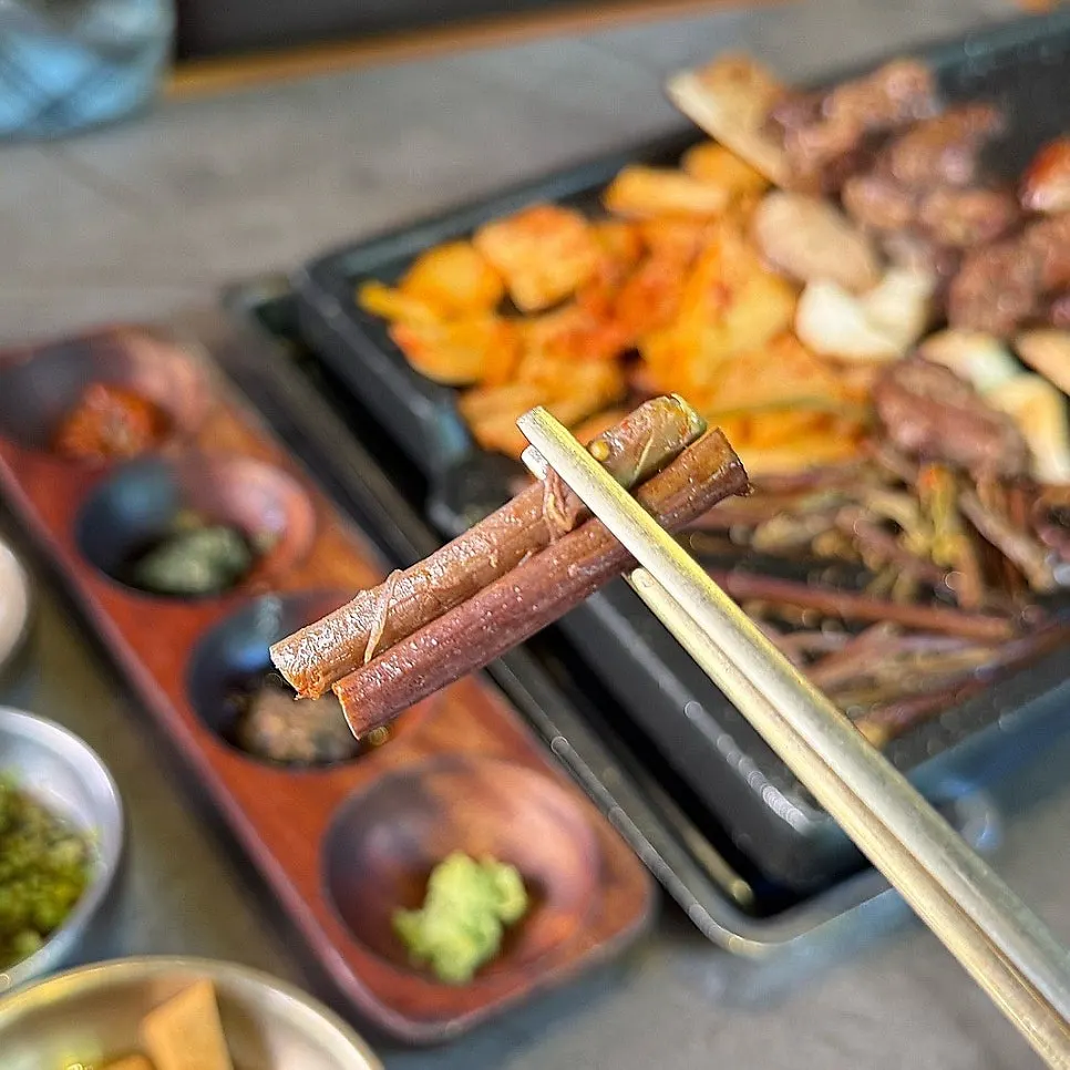 Grilled kimchi and mushrooms on the pan