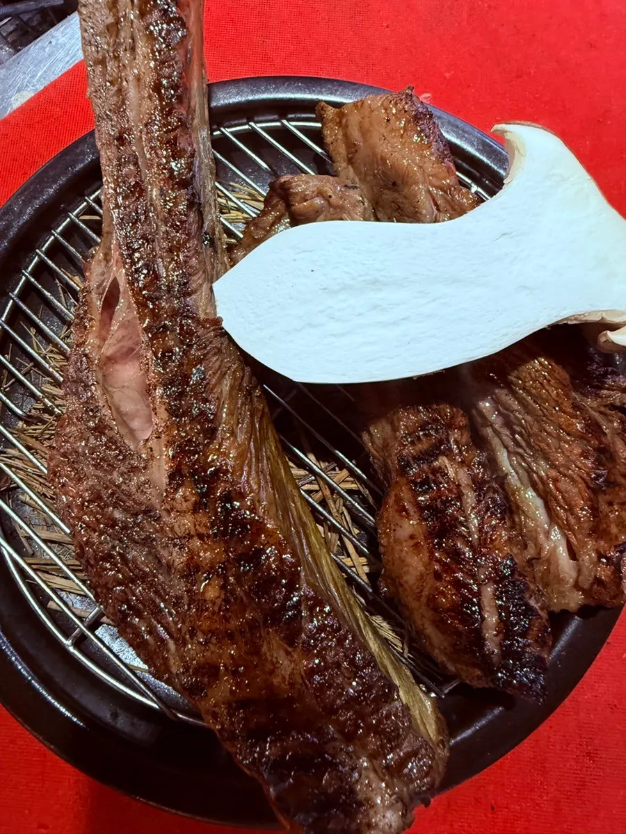 A plate of straw-fire pre-grilled meat