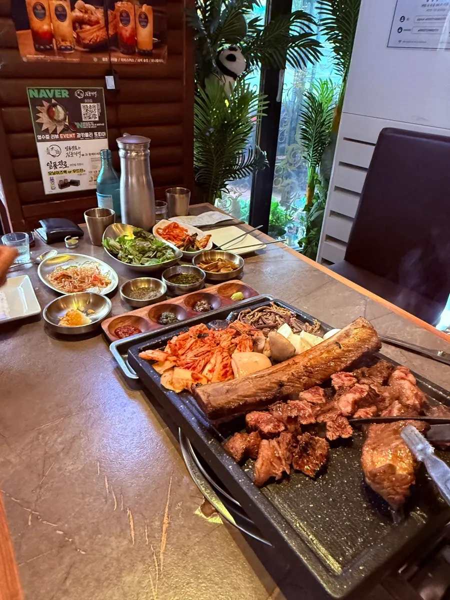 Straw-fire grilled meat served with dipping sauce