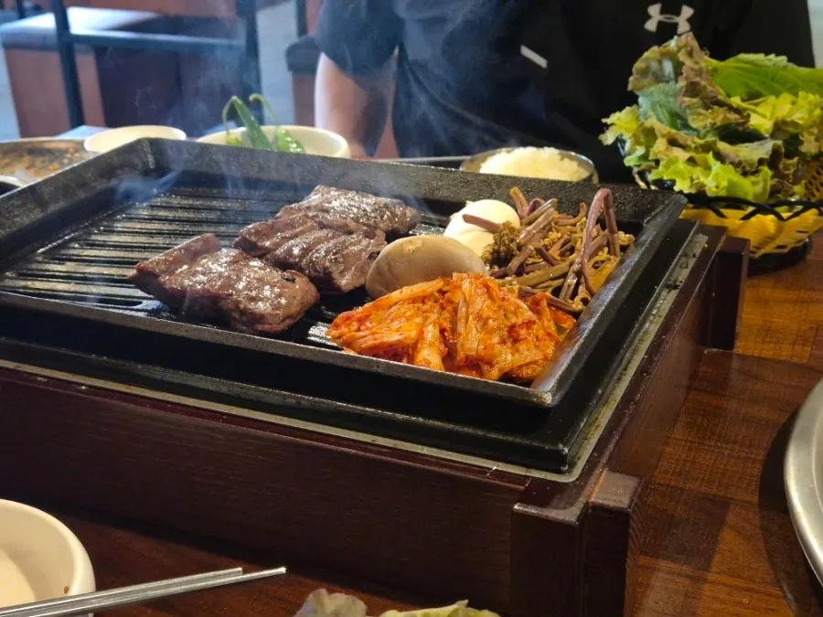 Pre-seared beef cuts brought to the table