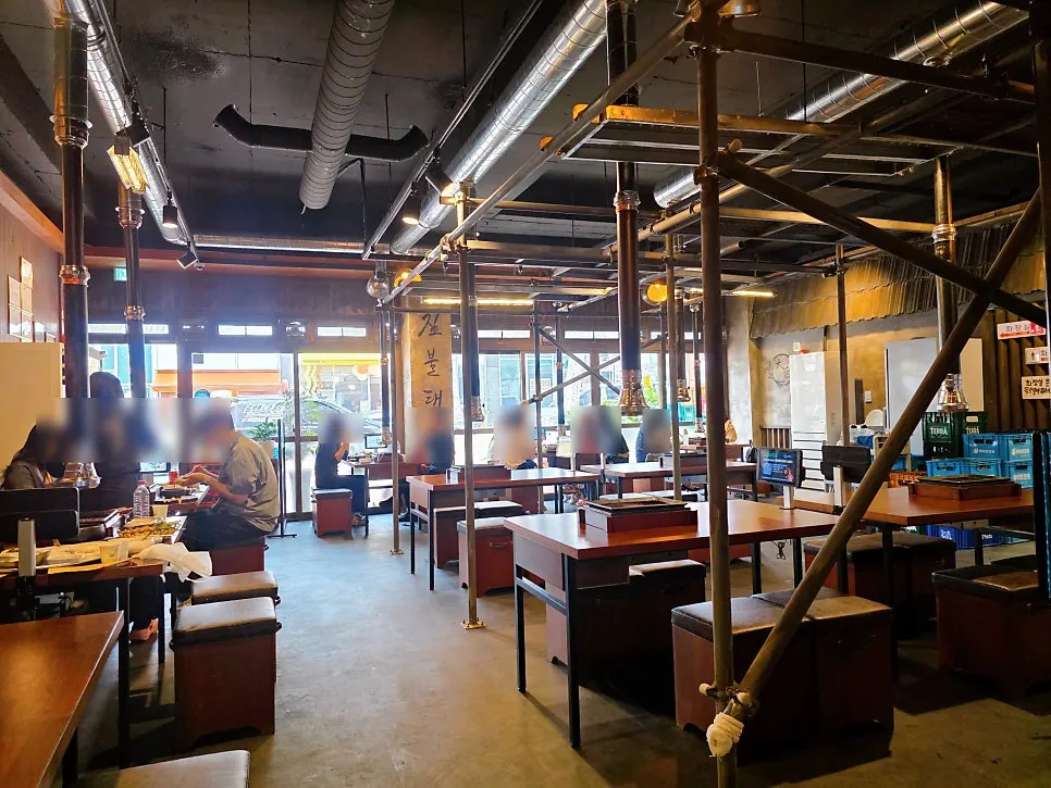 Interior tables at Jipbul Taebaek Suwon Ingye Branch
