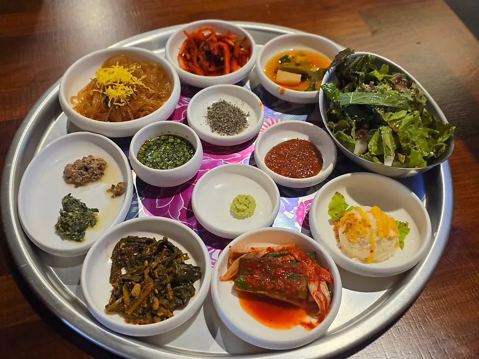 Round plate with six kinds of basic side dishes and sauces