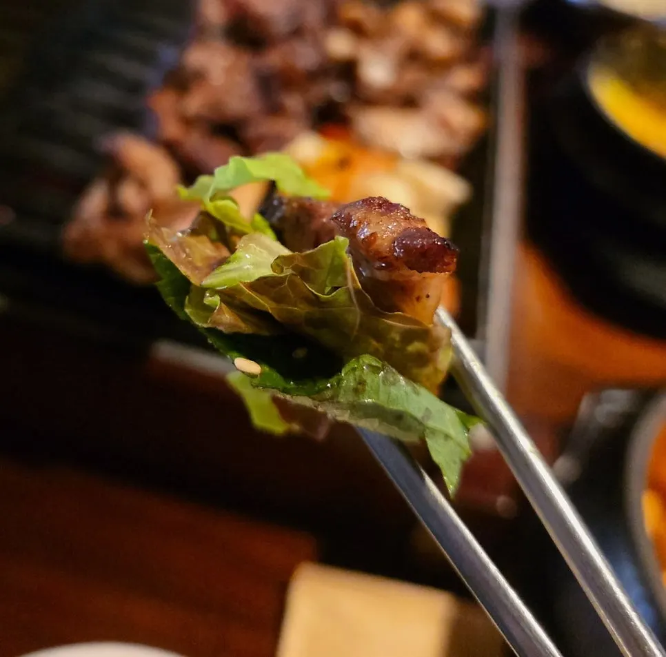Straw-fired pork belly dipped in black sesame salt