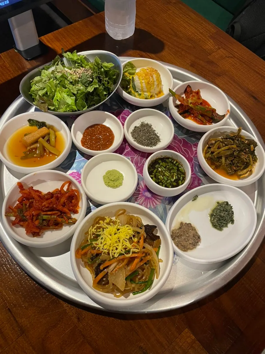 큰 쟁반에 담겨 나온 다양한 반찬