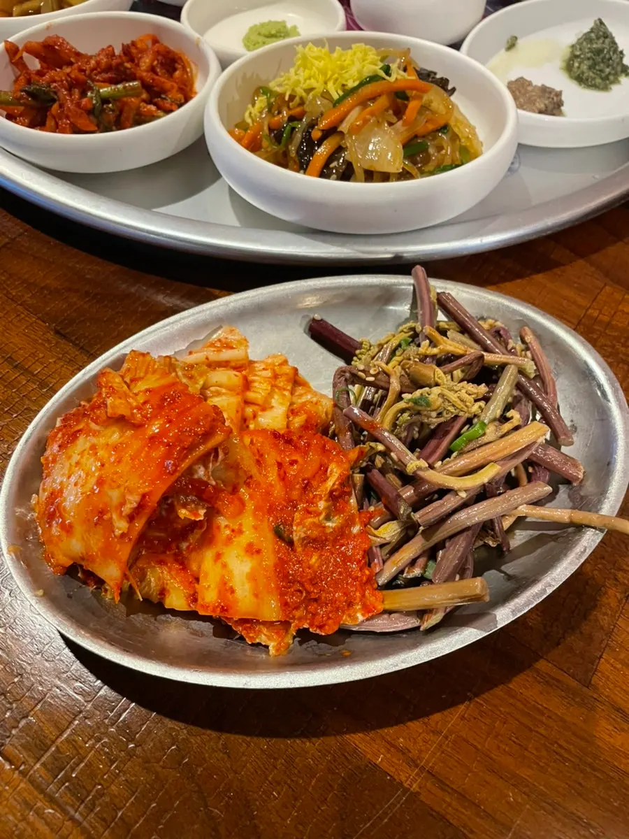 불판에 올려 먹는 김치와 고사리