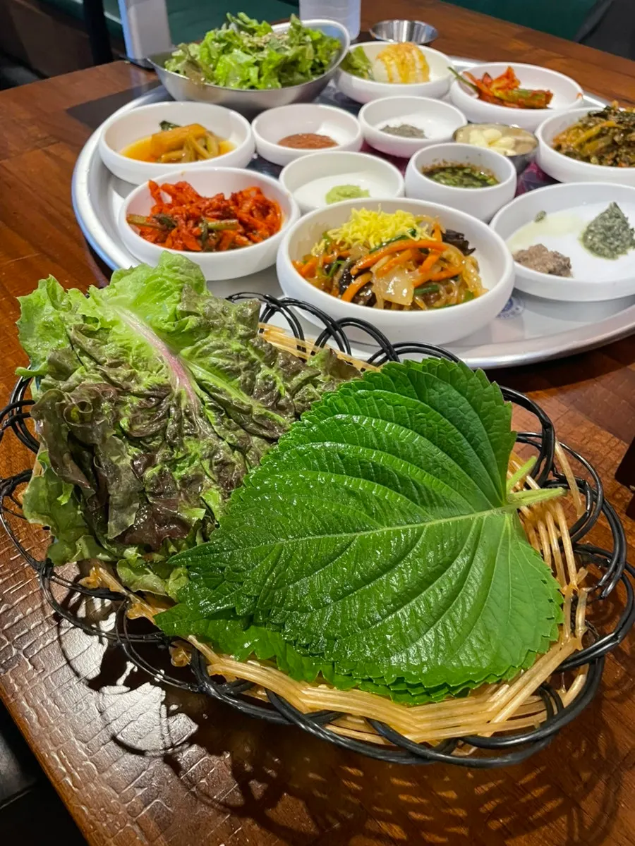 싱싱한 깻잎과 상추 쌈채소