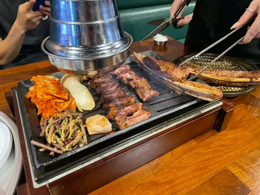 불판에서 구워지는 우대갈비와 김치