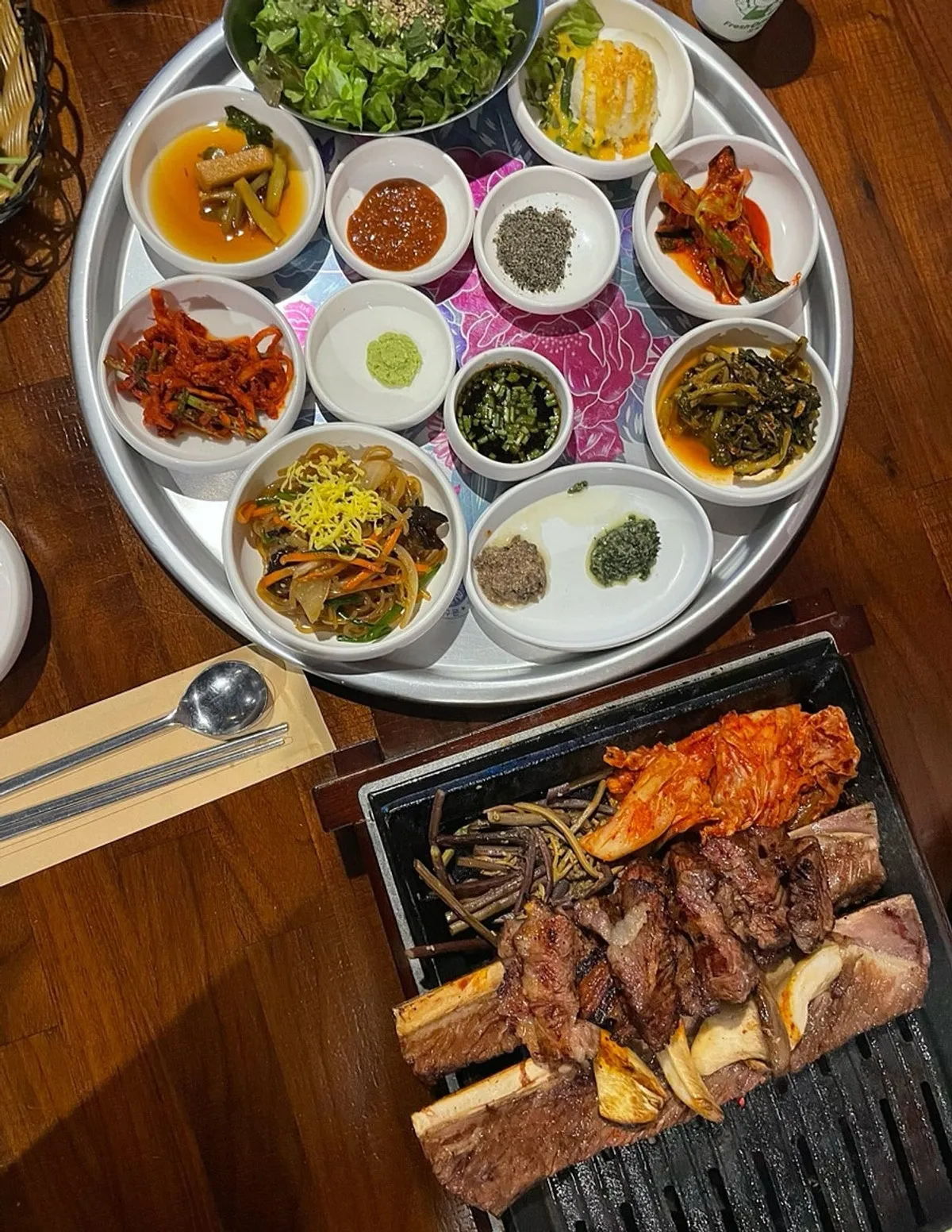 구워진 갈비와 버섯 한 점