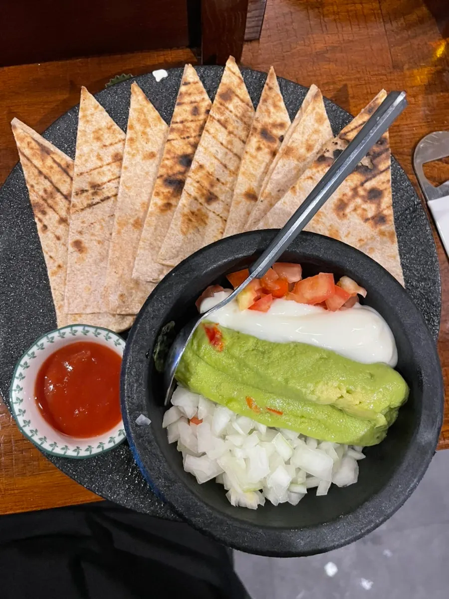 검은색 흑임자 소금에 찍은 고기