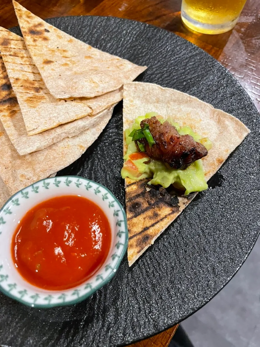 또띠아에 과카몰리와 고기를 올린 모습