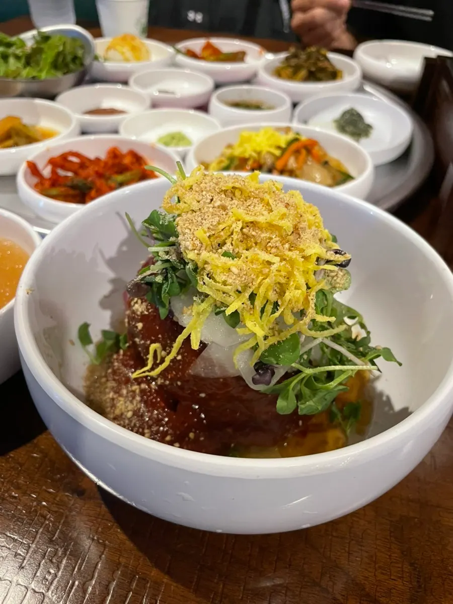계란 지단 고명이 올라간 비빔냉면