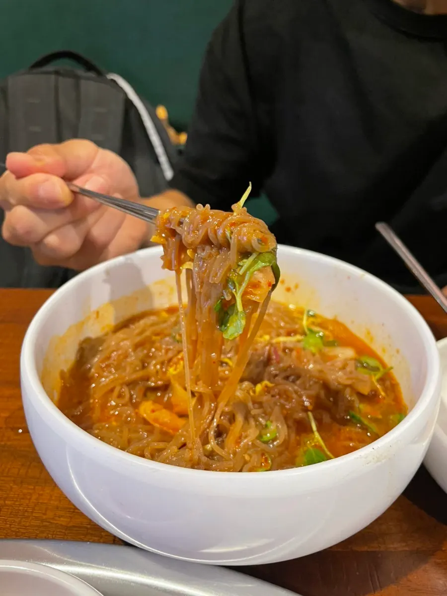 쫄깃한 면발의 비빔냉면 한 젓가락