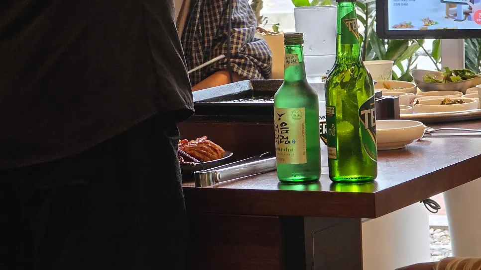 쟁반에 한꺼번에 나온 짚불태백 밑반찬 한상