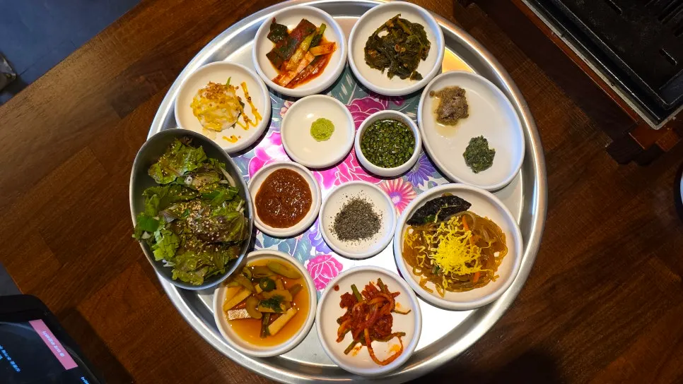 흑임자소금과 당귀무침, 능이버섯무침 곁들임