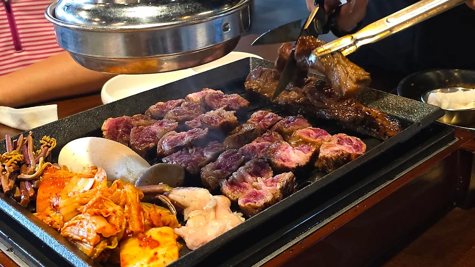 볏짚과 숯으로 초벌한 우대갈비살