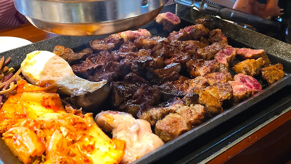 그릴 위에서 구워지는 짚불향 우대갈비
