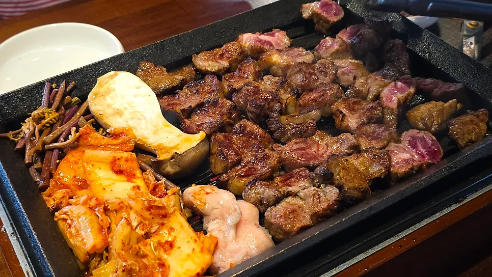 노릇하게 익어가는 우대갈비살 클로즈업