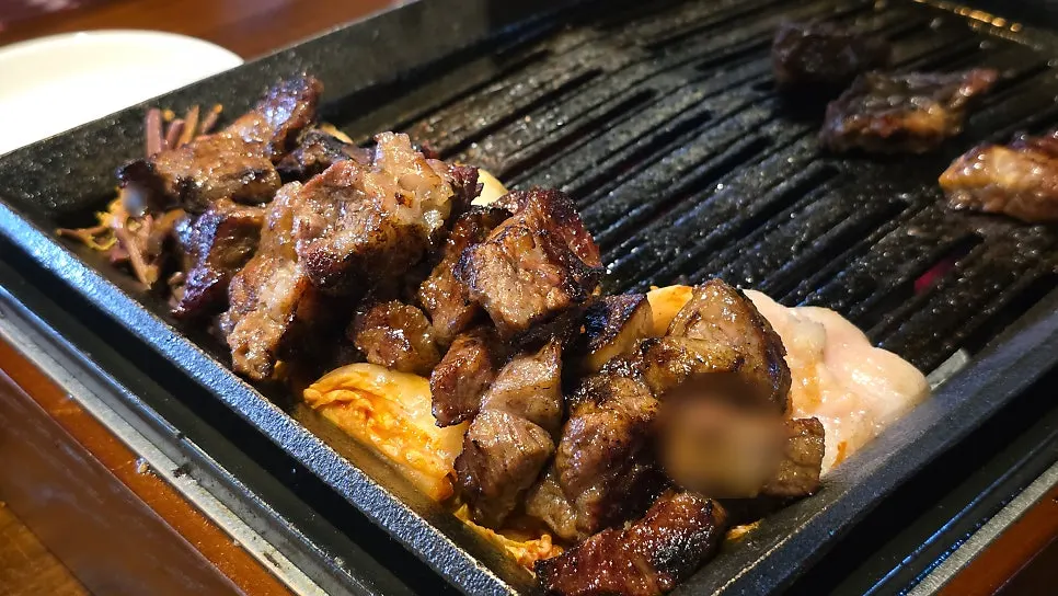 육즙이 살아 있는 우대갈비 구이