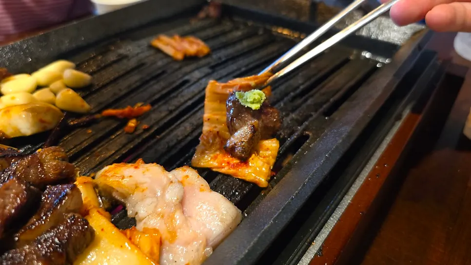 그릴에 함께 올린 김치와 고사리