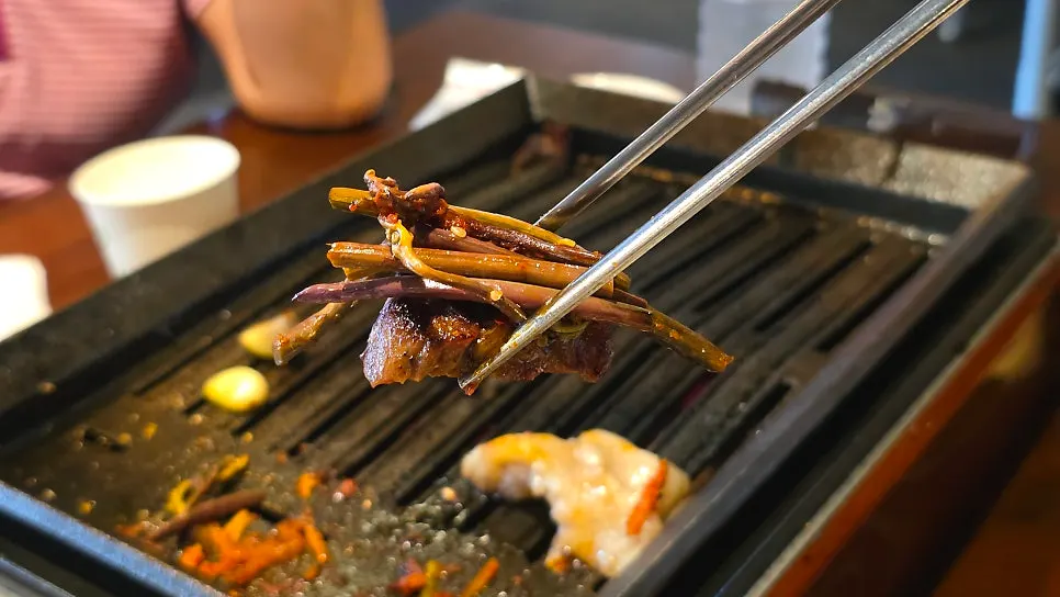 노릇하게 구운 고사리와 우대갈비 조합