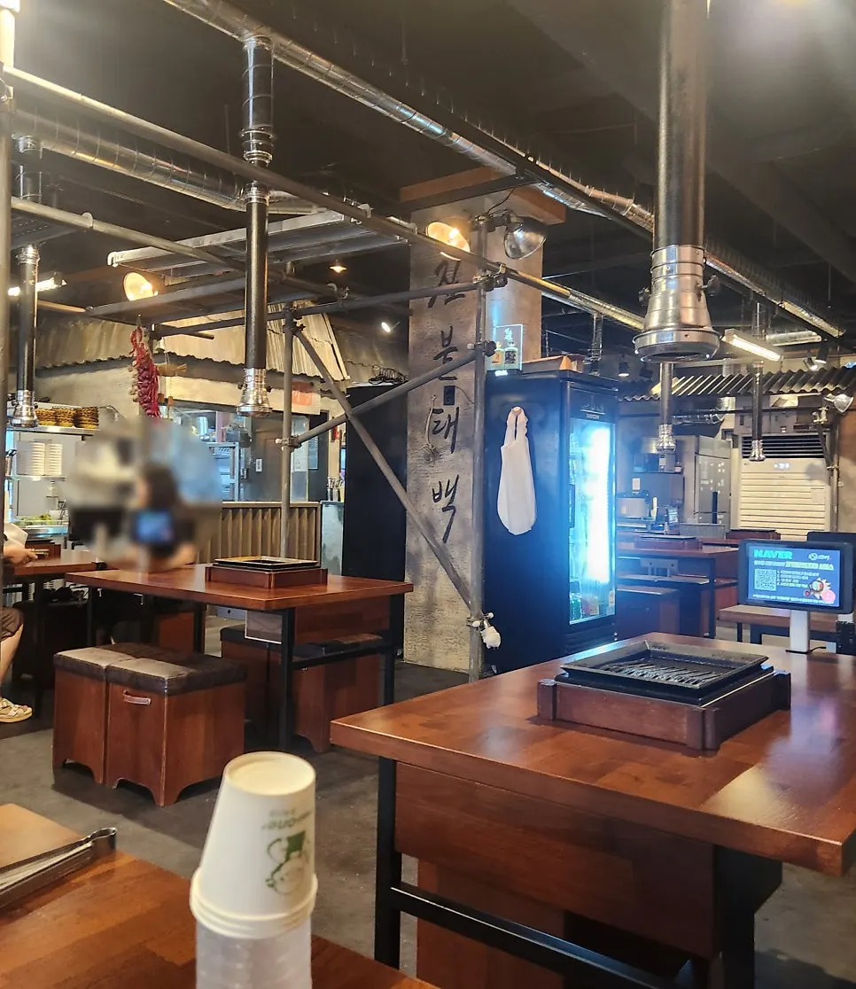 Spacious table layout with installed hoods