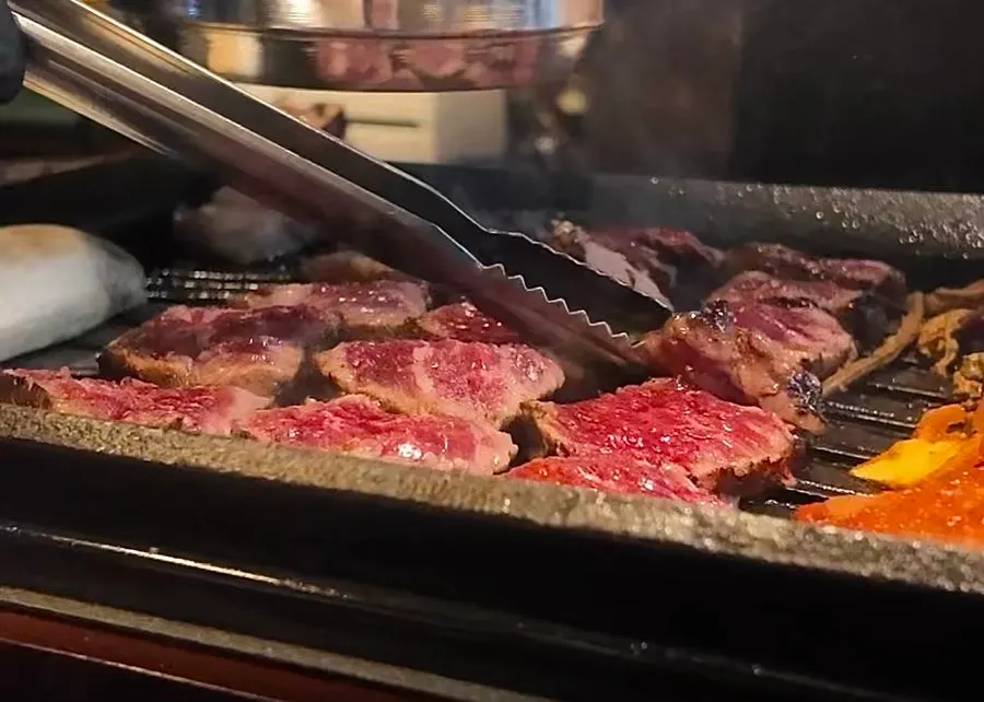 Table setting with marinated prime ribs at Jipbul Taebaek Suwon Ingye Branch