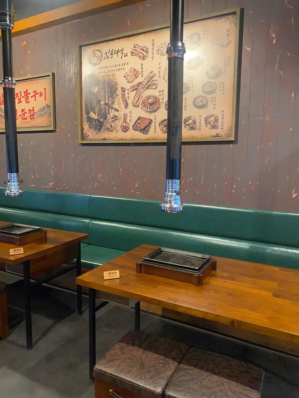 Clean interior of Jipbul Taebaek with wide table spacing