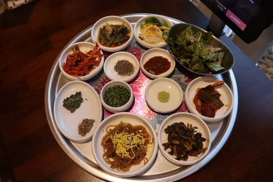 Basic side dish spread at Jipbul Taebaek Suwon Ingye Branch
