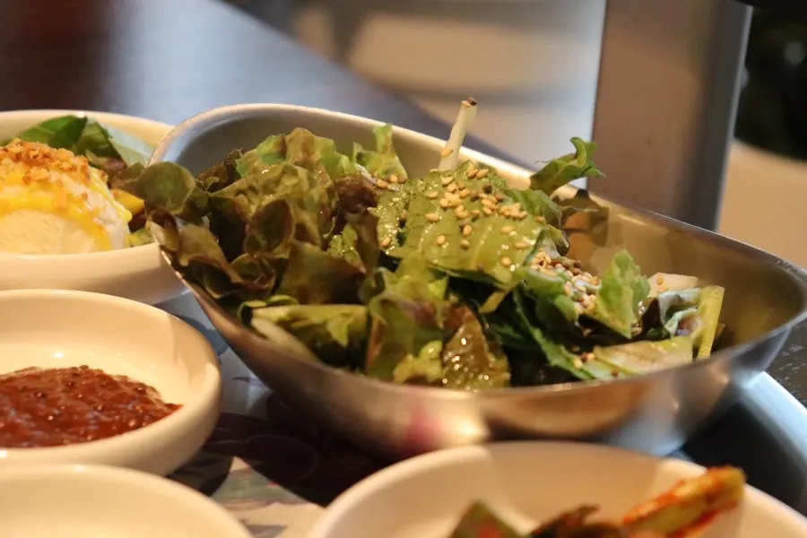 Wraps and sauces served alongside the prime ribs