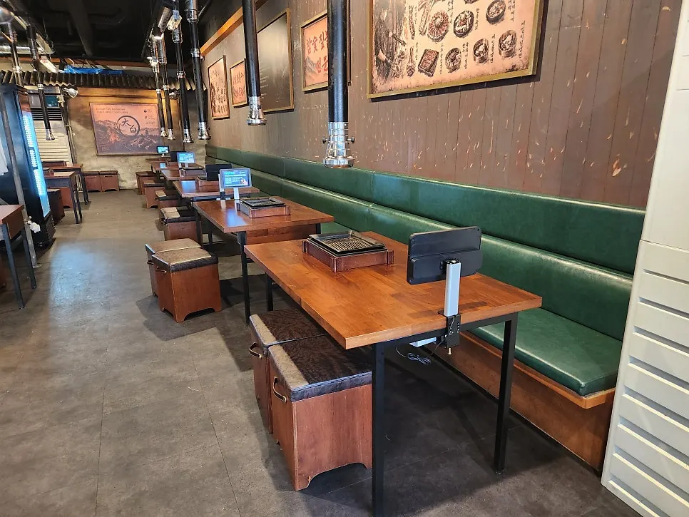 Hall seating with wide table spacing at Jipbul Taebaek Suwon Ingye Branch