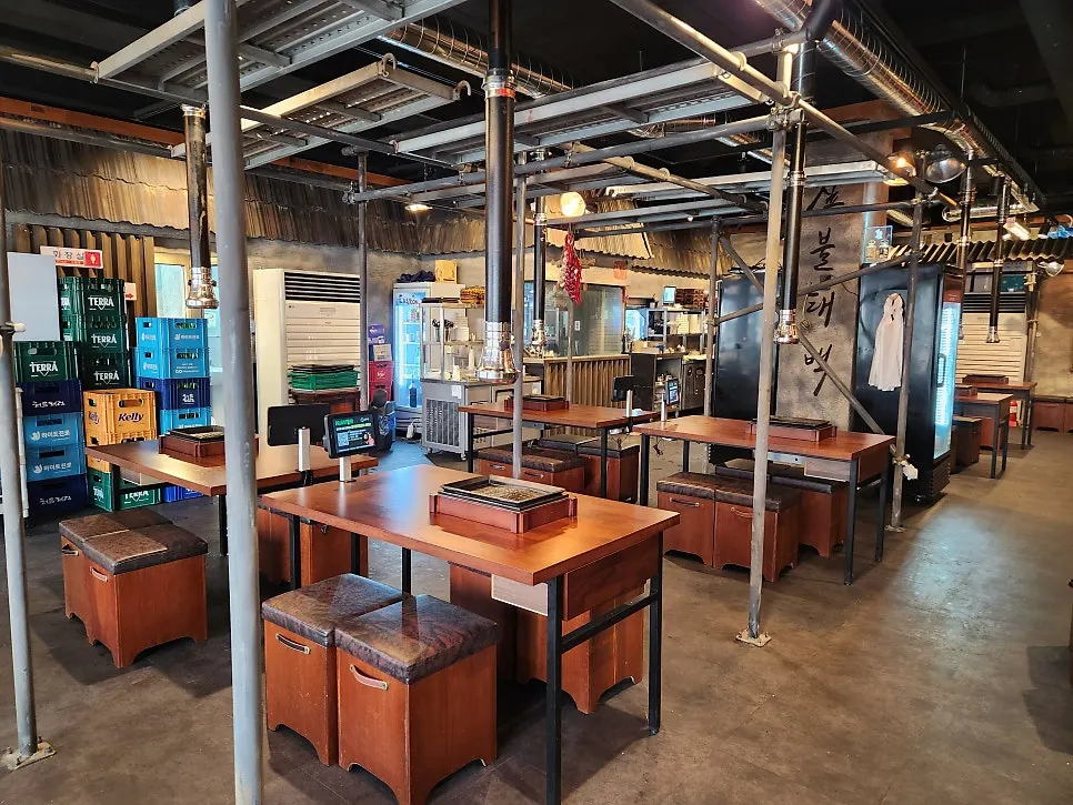 Open, airy interior seating at Jipbul Taebaek Suwon Ingye Branch