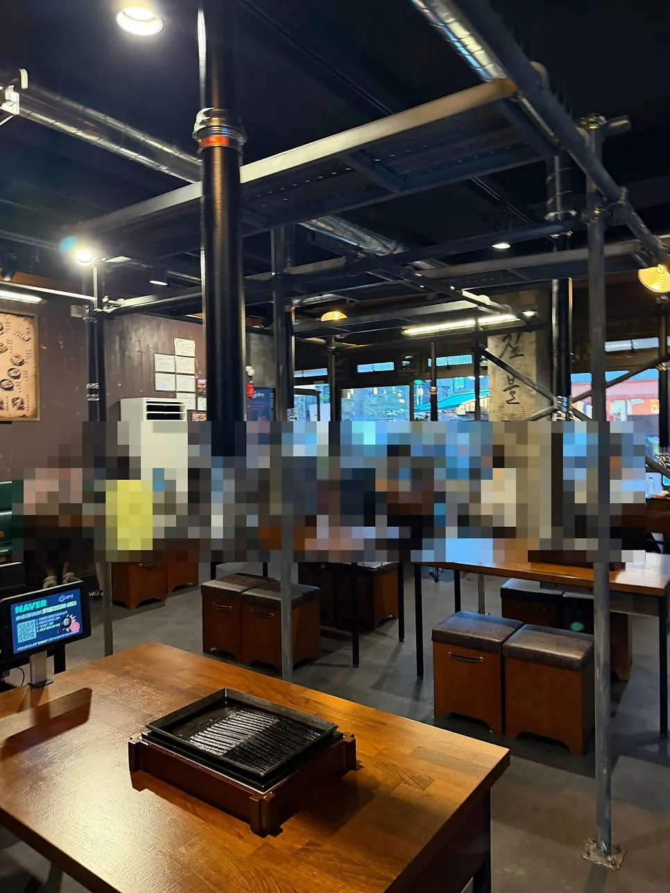 깔끔하게 정돈된 짚불태백 매장 내부